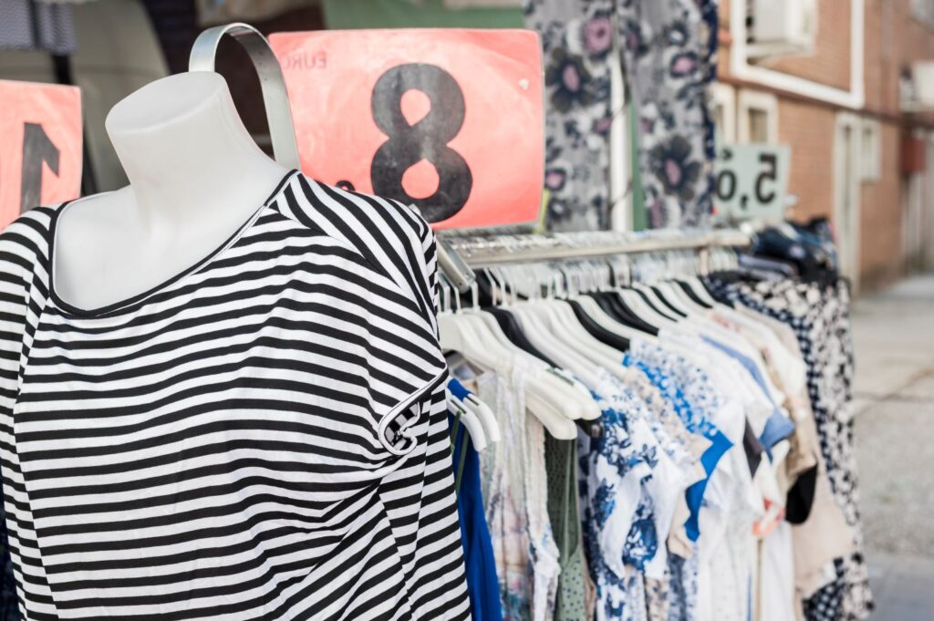 ตลาดเสื้อผ้ามือสอง